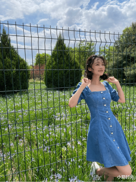 穿衣搭配|李沁的夏季随意拍风格真舒适！干净简约风，完美展现“沁饮风格”