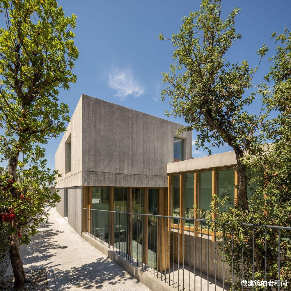 当房子变成最后的回归和休憩场所,我们开始注视场地与建筑的关系