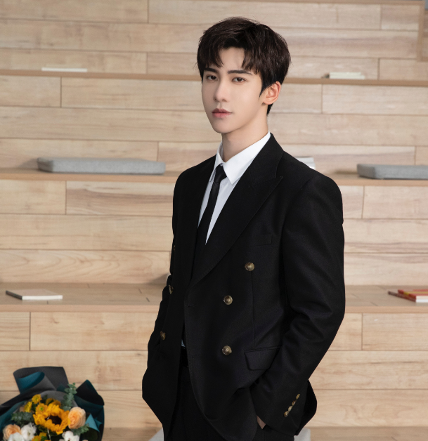 丁泽仁|丁泽仁道歉！回应女粉为其花费300万：将她当成姐姐却遭精神控制