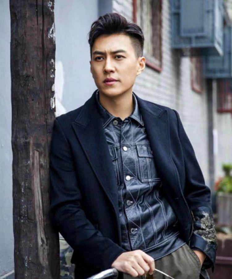 发型 靳东“反油腻”的秘诀：穿基础款、梳偏分发型，45岁也很有男人味