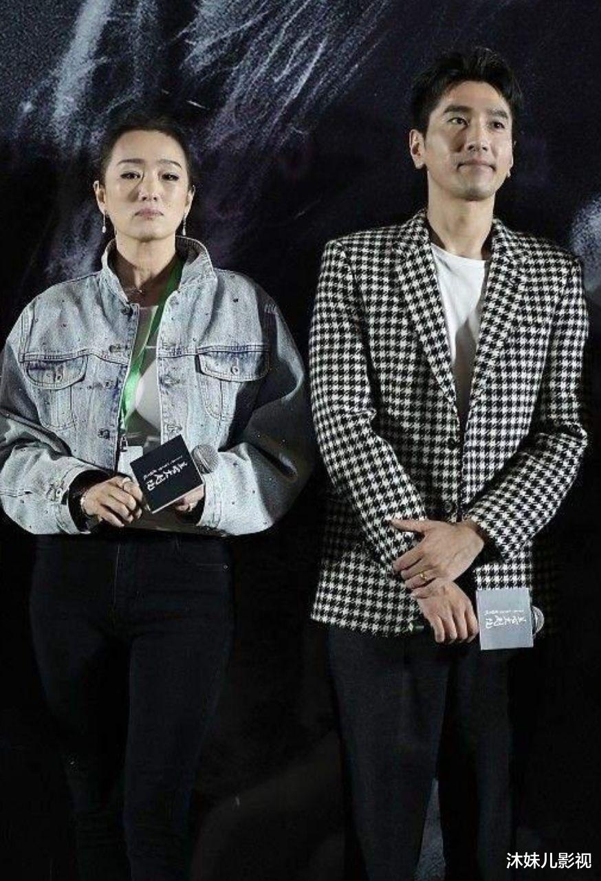 高圆圆|高圆圆与赵又廷真甜,素颜加朴素打扮探班老公,同框巩俐赢了美貌