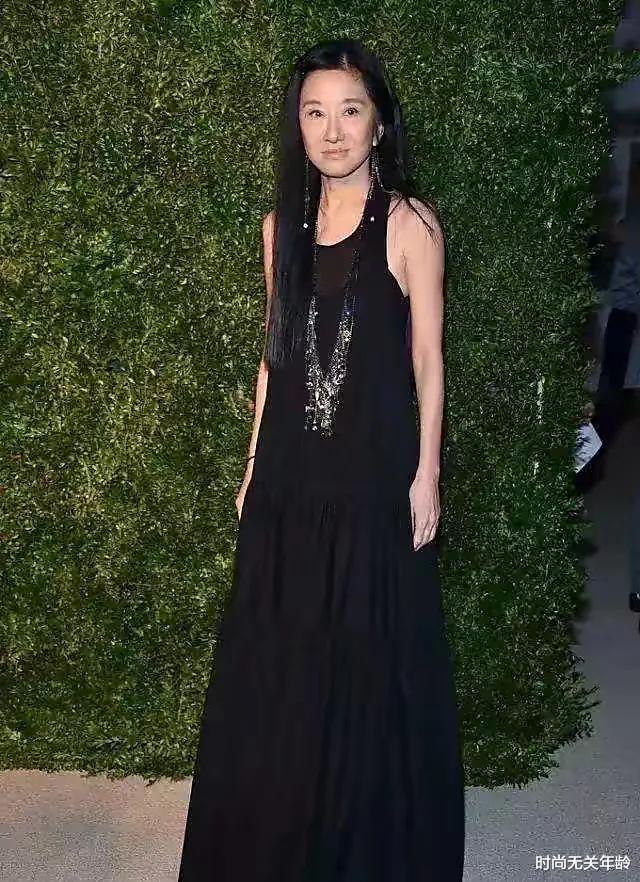 王薇薇73岁生日宴穿少女粉,身材好不让人羡慕,不服老才让人佩服