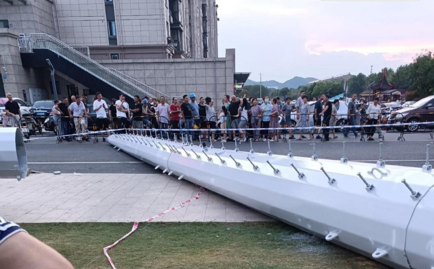 痛心!江苏一大型路灯塔安装时倾倒,1名工人高空坠落不幸身亡