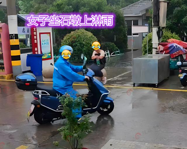 女子雨天坐石墩上淋雨,知情人:好吃懒做不上班,被房东赶出门