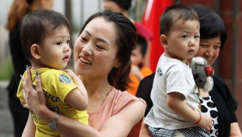 求职|同龄闺蜜,一个25岁生娃一个35岁生娃,10年后再见互相认不出