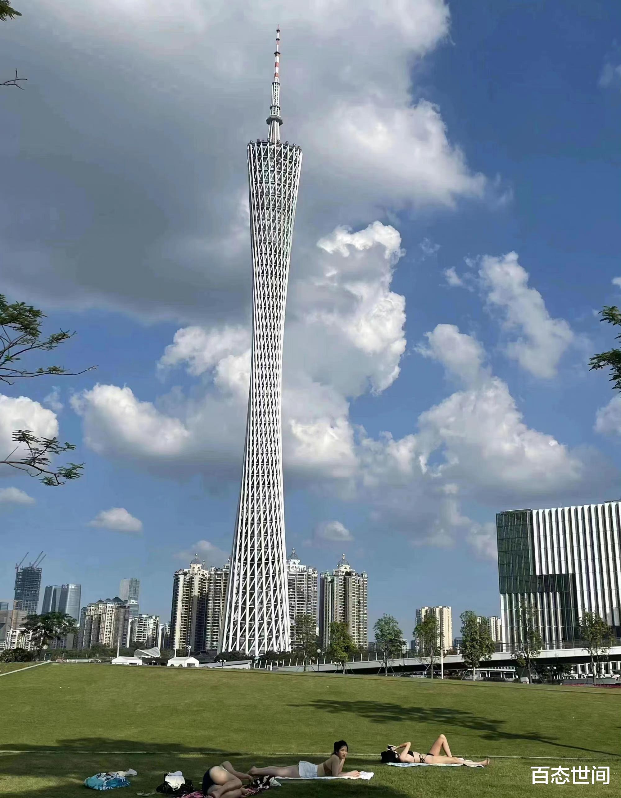 广州三名比基尼美女在广州塔下草坪上晒日光浴,均中暑昏迷住院