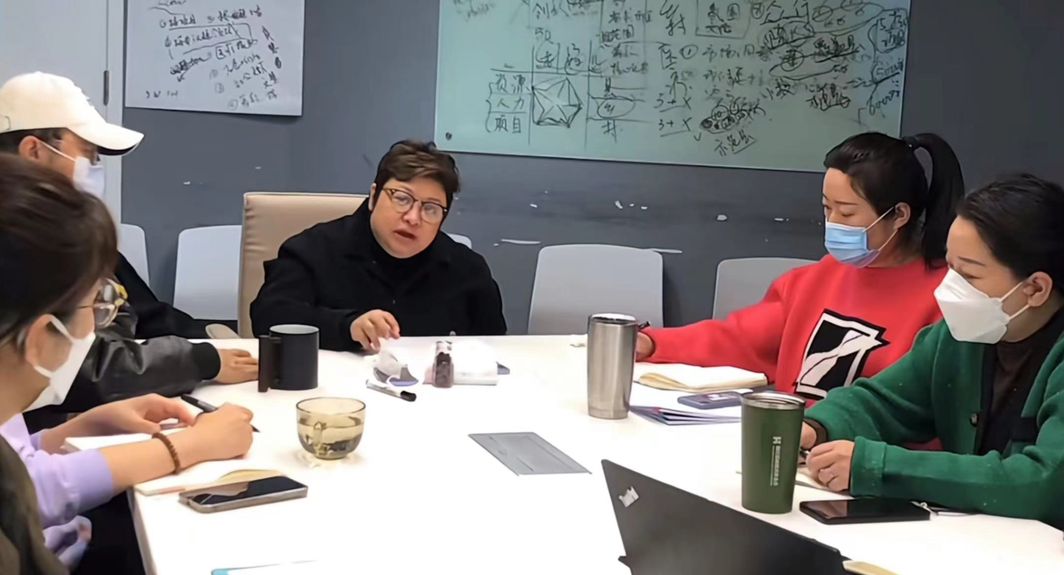 韩红|韩红捐600万用于新冠救治！面容浮肿仍虚弱，架相机又陷摆拍争议