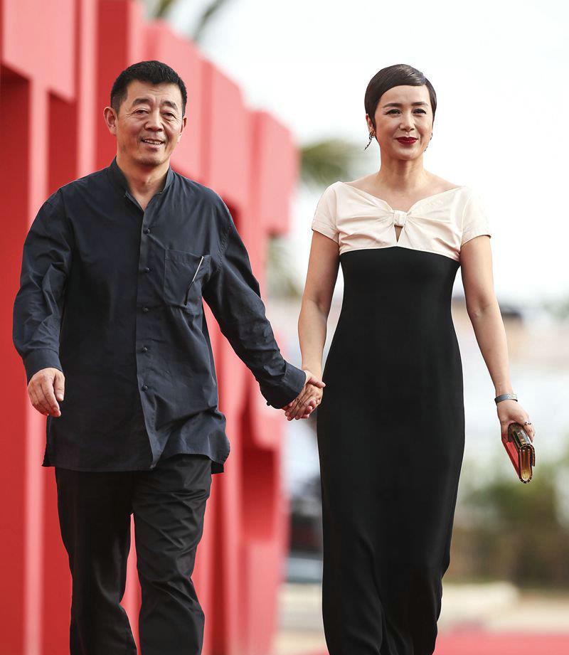 蒋雯丽|蒋雯丽夫妻合体现身,穿风衣彰显女性魅力,顾长卫有老干部气质