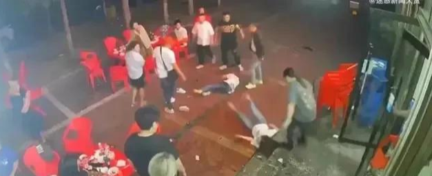 唐山打人事件,黑衣女对寻衅者砸酒瓶,是正确还是鲁莽?