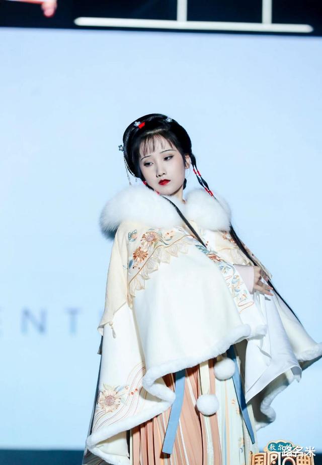 林黛玉|网红穿汉服模仿“林黛玉”，网友：让你模仿，没让你超越