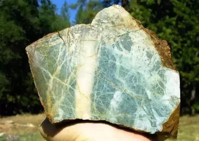 翡翠|美国产的金翠玉可媲美缅甸高档翡翠，可惜终究难以市场化