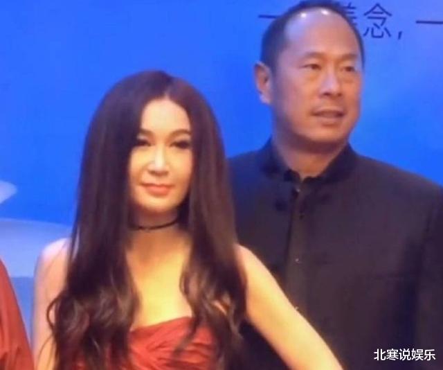 温碧霞|55岁温碧霞近照好嫩,站豪车上凹造型像少女,穿长裙164身高像150