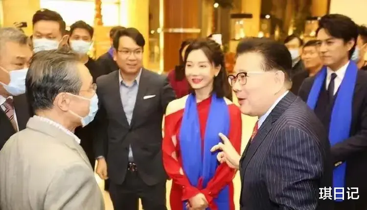 靳东|钟南山和靳东、陈数合体亮相!平日里的大明星在钟南山面前拘谨地像小学生