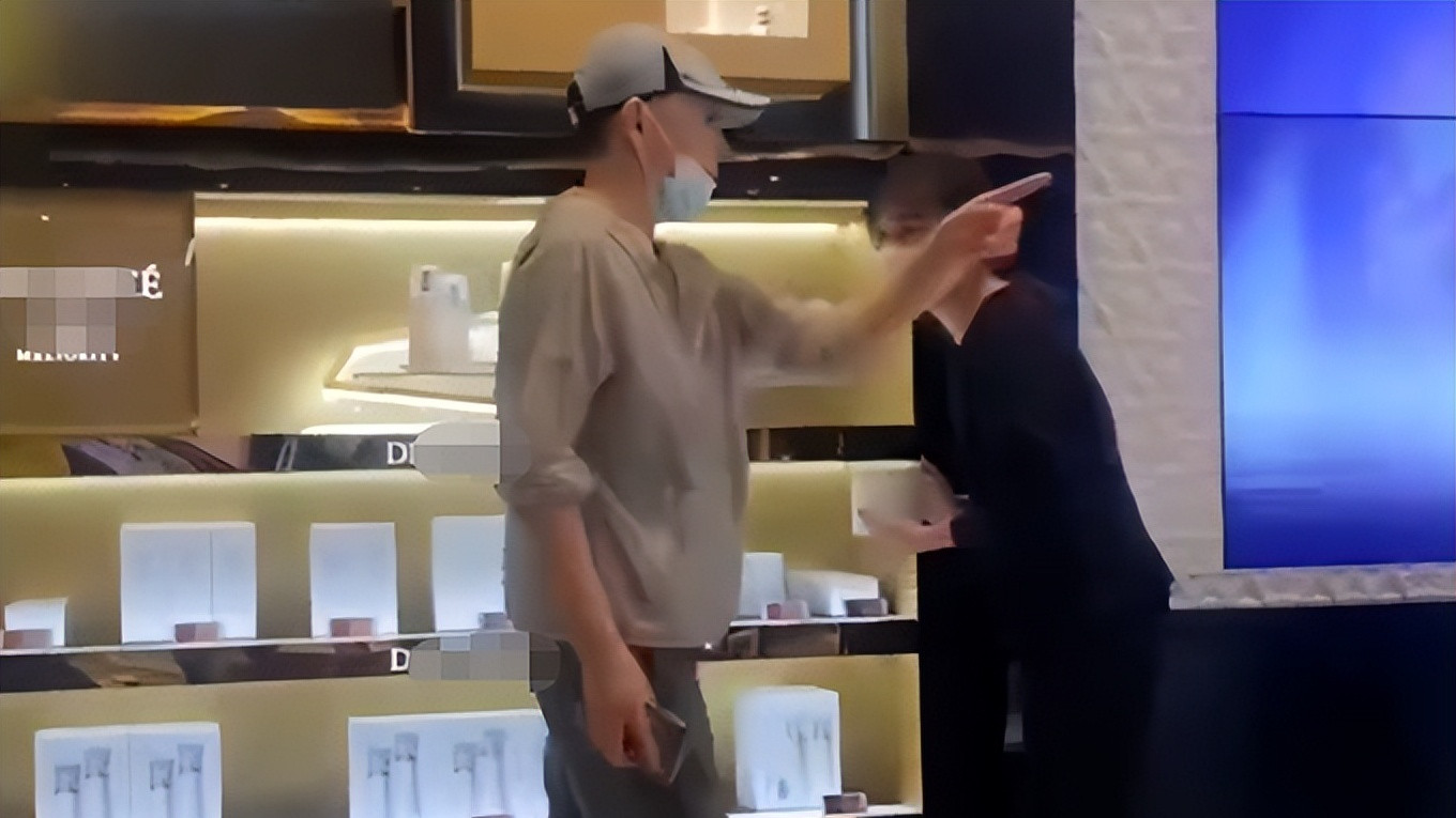 宋丹丹 宋丹丹买护肤品被偶遇！指挥店员拿货气场足，店里一瓶面霜卖1万