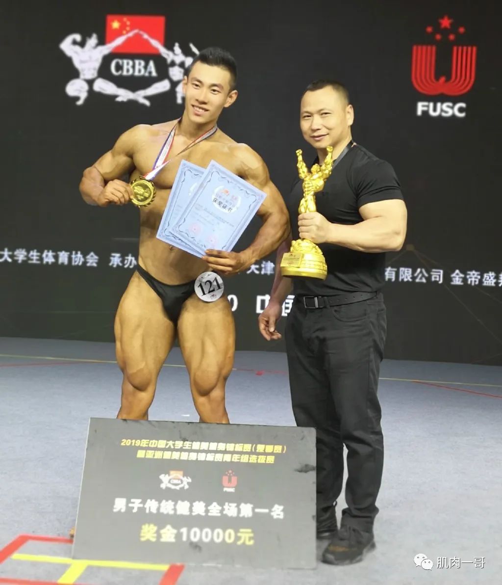 教练|25岁北京肌肉教练浴照被疯传，这身材太撩了