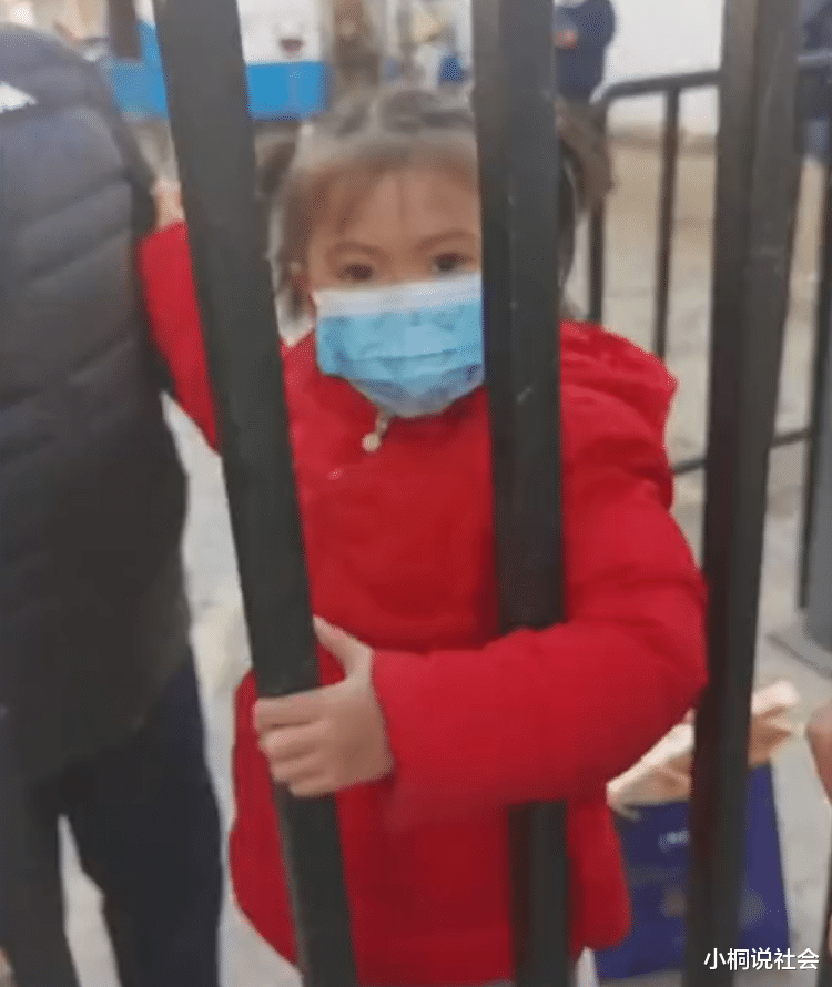 河南一女孩被封控在大姨家,爸妈故作思念隔门送物资,心里乐坏了