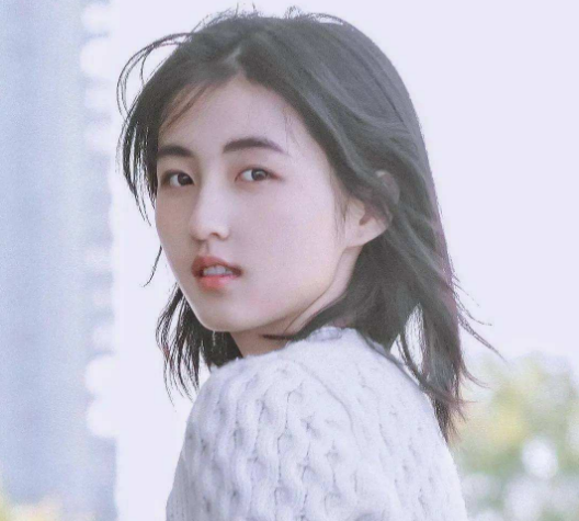 张子枫|张子枫恋情风波后首露面！背俩万元包太阔气，被助理紧搂一言不发