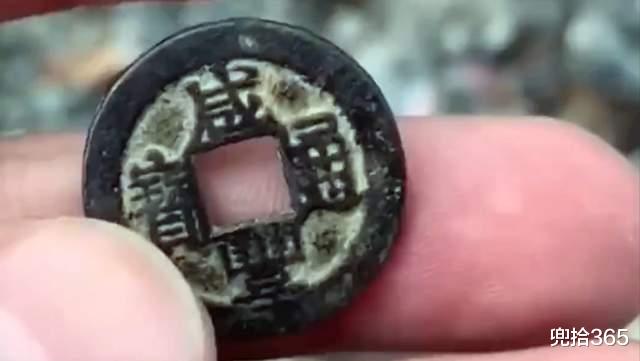 四川省|四川一男子野钓收获泥鳅,身上却有枚铜钱,网友:身价瞬间翻千倍