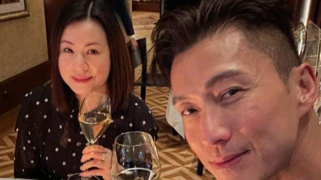 陈山聪|陈山聪一家三口出去吃饭庆祝太太生日 儿子亲吻妈妈很有爱