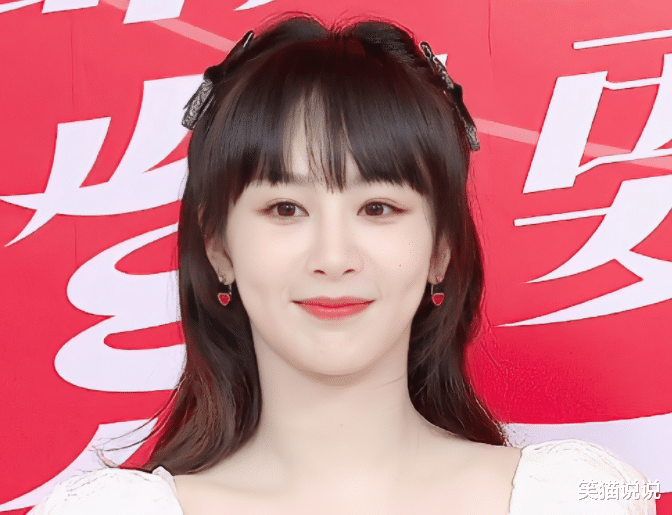 杨紫|杨紫直播白裙造型很甜美,简约大方有气质,面带微笑状态佳!