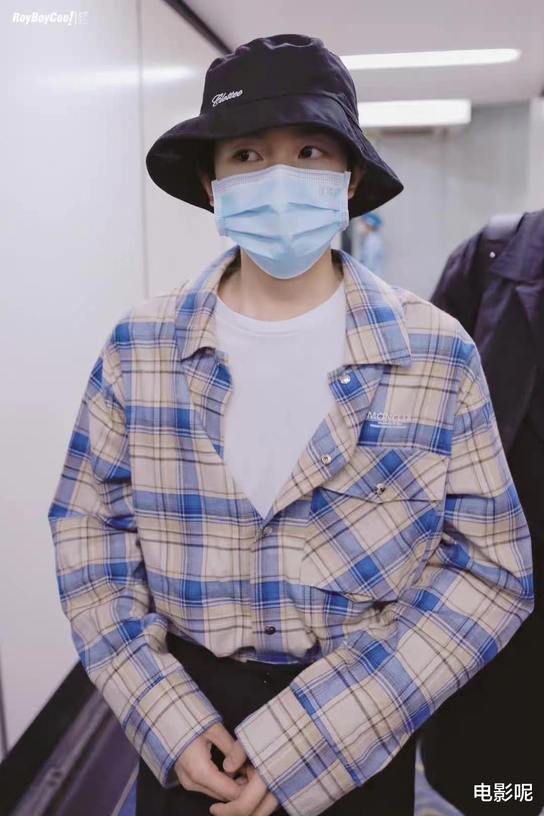 王源|王源最新行程抵达厦门，渔夫帽下好奇的眼神被粉丝调侃是旺仔