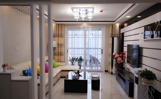 第一次去男朋友家拜访，房子装修的确实不错，但客厅是第一次见