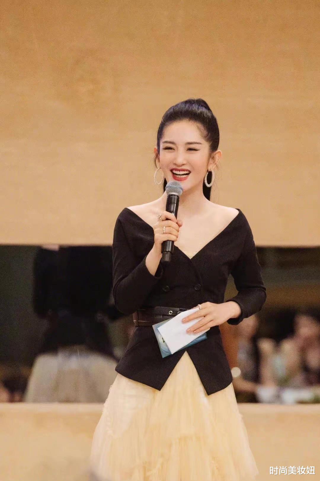 韭菜 谢娜“逆袭”回归主持，穿露肩衣扎高马尾，气场强大又高级