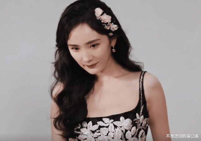 杨幂|35岁杨幂参加活动,生图法令纹加深显疲态,“绒毛发际线”成焦点