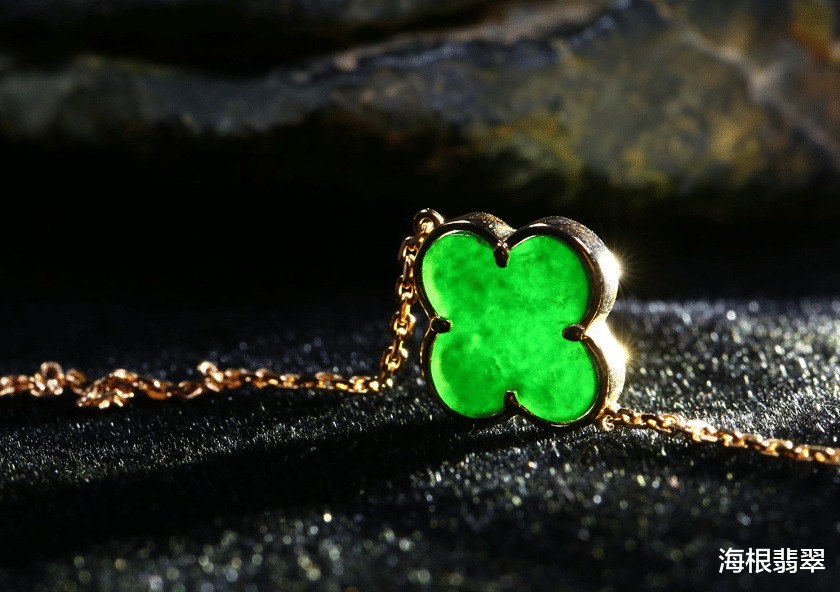 你知道有哪些翡翠吊坠适合夏天佩戴呢？快看看你的首饰盒里都有谁