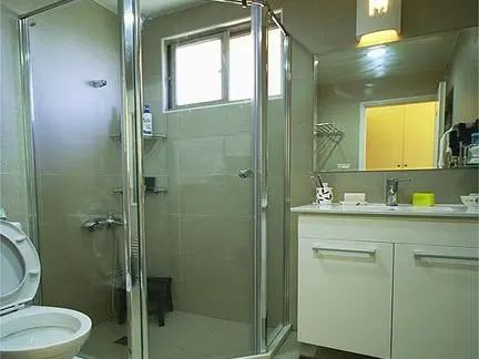 老婆非要淋浴房地面四边开槽,老师傅直夸懂行,我看完不出声了