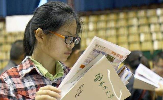 大学|985博士毕业半年找不到工作，只因“第一学历”，网友：眼界太高