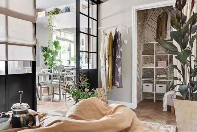 46平公寓,墙面挂衣架,步入式衣帽间,地台沙发,小户型大设计