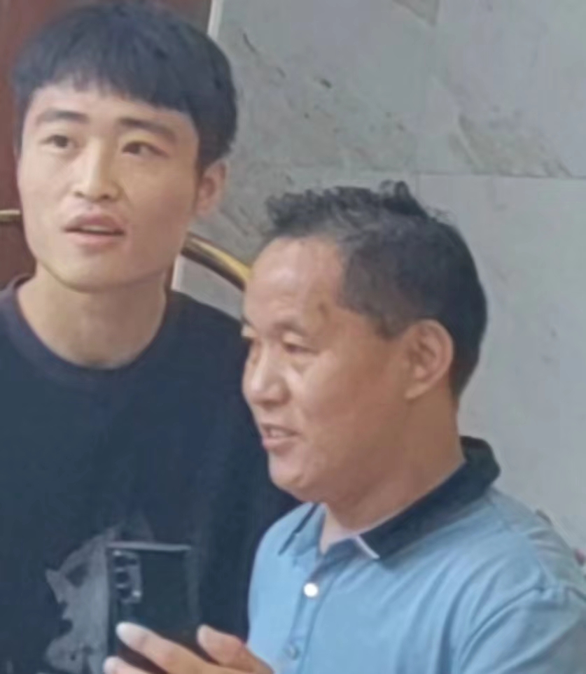 |暖心!梅志强被找回后特意来看杜爸,和杜爸合照时笑意盈盈变化大