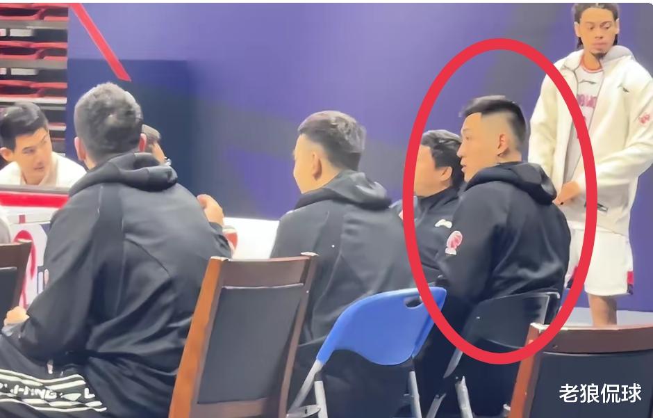 广州队|啥情况？神秘球员现身广州队替补席，郭士强已开始“抢人”了？
