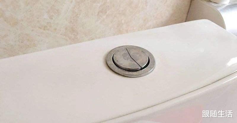 马桶里的“一大一小”按钮,千万不能乱按!我也是现在才知道的!