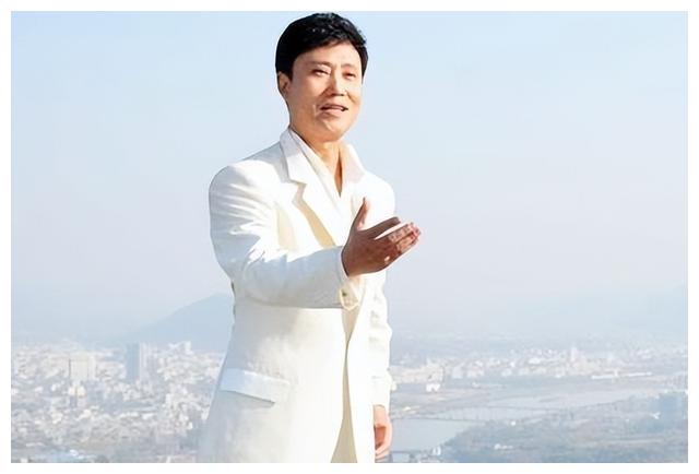 |耿为华：宠妻15年被抛弃，离婚当天与女儿抱头痛哭，51岁仍单身