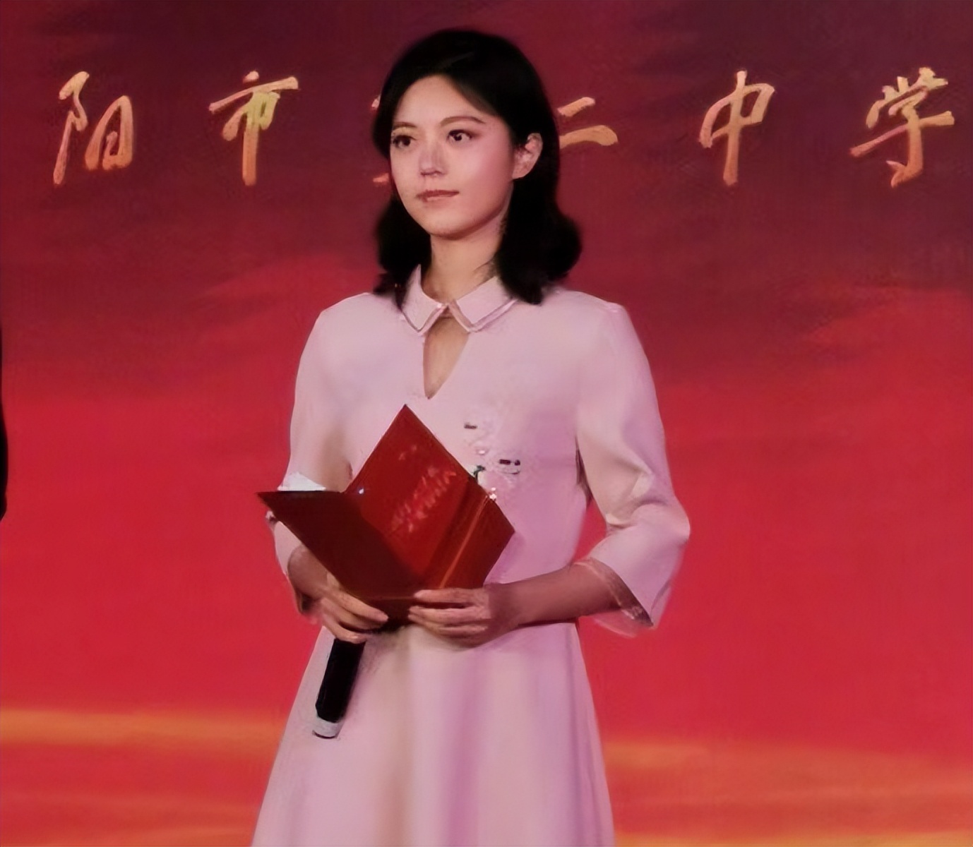 赵今麦|赵今麦主持校庆的视频，再度冲上热搜，有才有颜怎能不爱？