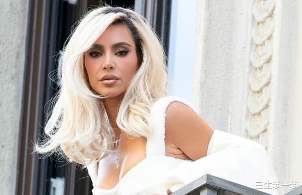 金·卡戴珊|金卡戴珊侃爷同框，看小西北打球！中间隔了7个人，全程无交流