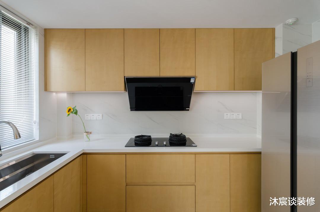 “穷装修”又赢了,他家用大白墙搭配原木家具,轻松打造清爽的家