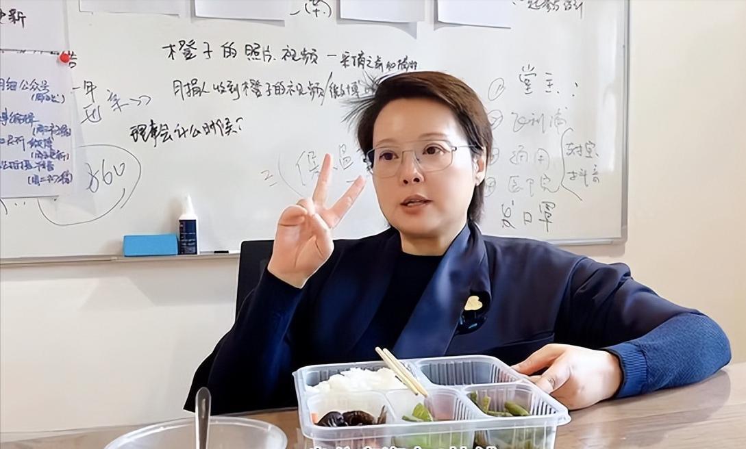 50岁袁立晒工作日常，同员工挤一间办公室，坐2元公交往返接地气
