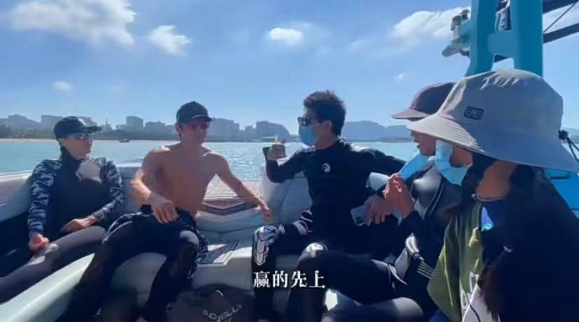 钟丽缇|51岁钟丽缇带全家冲浪，俩女儿穿泳衣变身腿精，与继父猜拳关系好