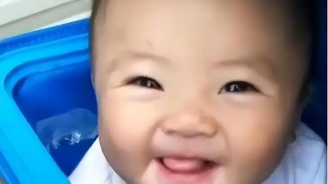2019年，6个月大的她坐在外卖箱里跟着爸爸送外卖，现在他们过得怎么样？