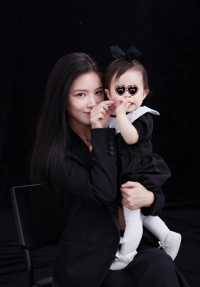 王灿|王灿罕见晒“小蛋饺”营业，小腹隆起被质疑怀二胎，本人亲自回应