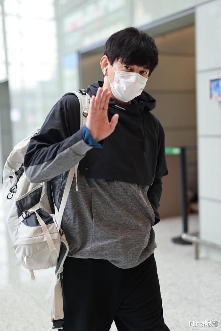 吴奇隆|宝刀不老！吴奇隆雪场跳“一字马”撞冰墩墩，臃肿滑雪服帅气依旧