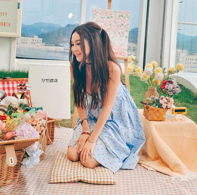 温碧霞|55岁温碧霞穿波点裙挑战少女造型,果然女人不能服老