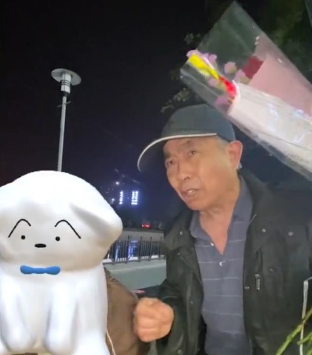 江苏一女生买花,卖花大爷直言女孩自己买花没意义,网友议论纷纷