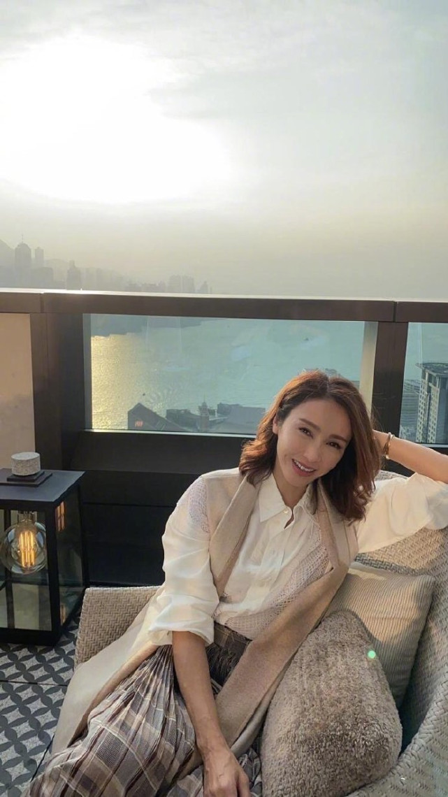 黎姿|50岁黎姿和41岁张柏芝同框 打针脸和自然脸差距太大了