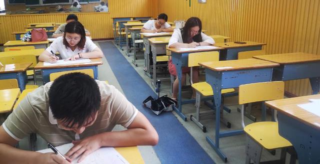 教师|一考生被误认成陪考，如今教师招聘现场孕妇居多，到底是为什么