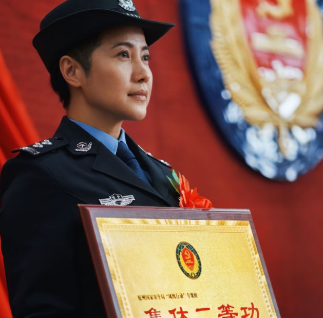 任长霞|“穿着暴露”就别演女警,这5位女星告诉你,教养是刻在骨子里的