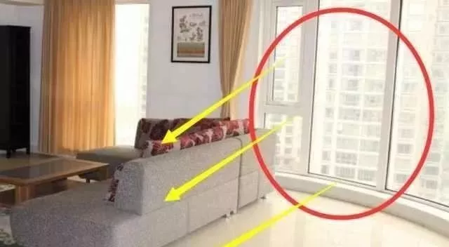 沙发最不该摆放这几个位置上,“上克父母,下害儿女”,一定麻溜换